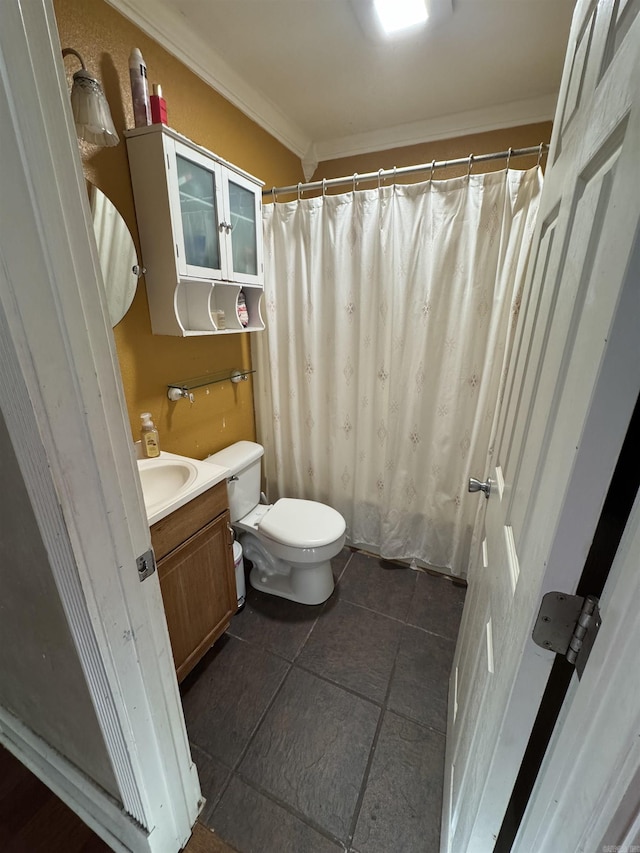 full bath with toilet, a shower with curtain, tile patterned floors, crown molding, and vanity