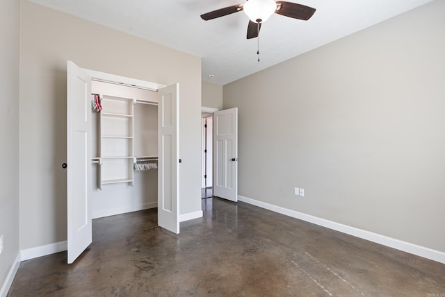 unfurnished bedroom with a ceiling fan, concrete floors, baseboards, and a closet