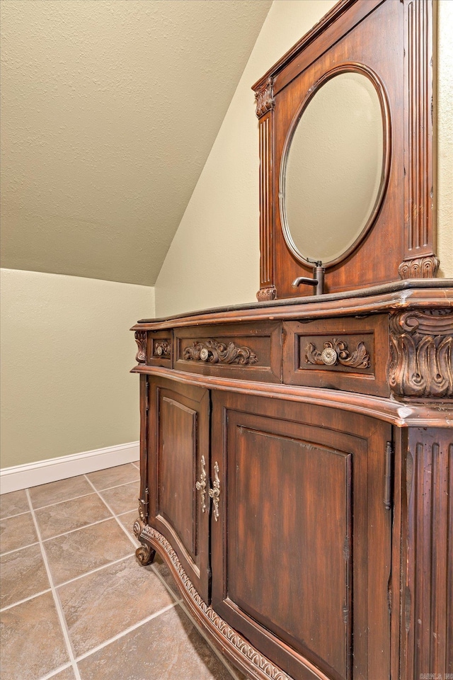 interior details with a textured ceiling and baseboards