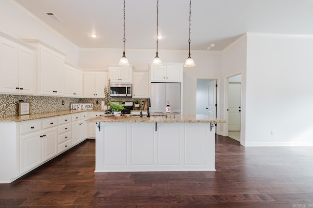 kitchen with stainless steel appliances, dark wood-style flooring, visible vents, and decorative backsplash