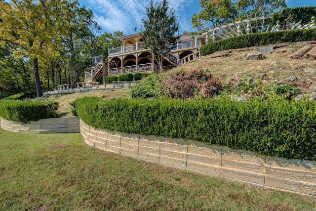 back of house featuring a lawn