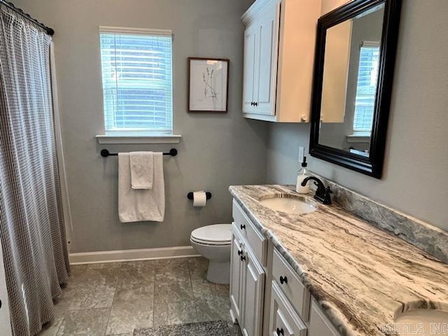 full bathroom featuring a shower with curtain, vanity, toilet, and baseboards