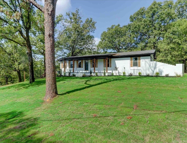 view of front facade with a front yard