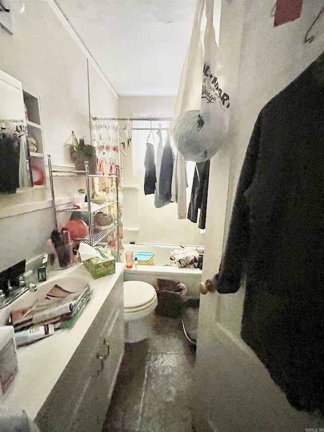 full bathroom featuring crown molding, vanity, toilet, and shower / bath combo with shower curtain