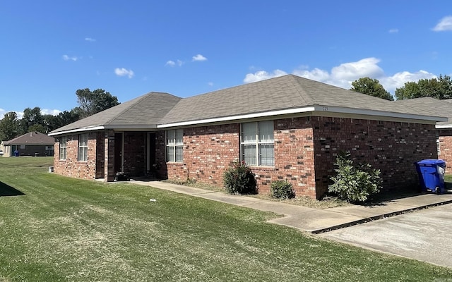 view of front facade featuring brick siding and a front lawn