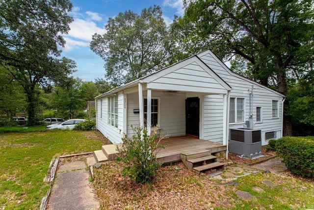 view of front of home featuring a front lawn