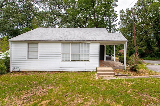 view of front facade featuring a front yard