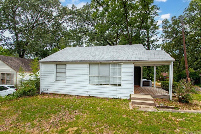 view of front of property with a front lawn