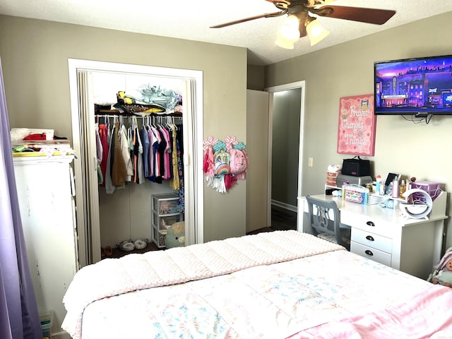 bedroom featuring ceiling fan, a textured ceiling, and a closet