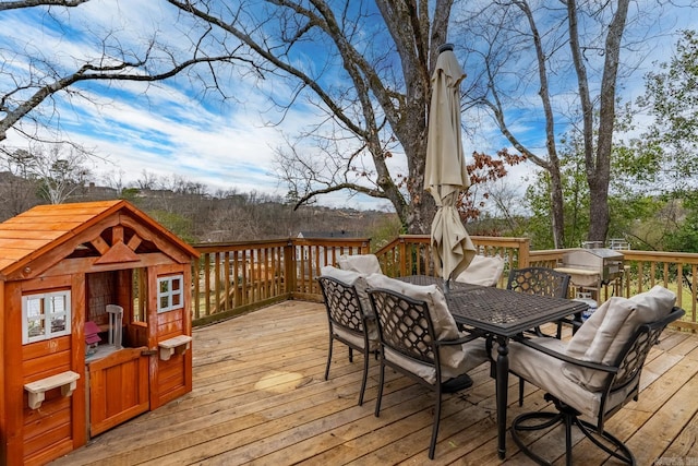 deck with outdoor dining space