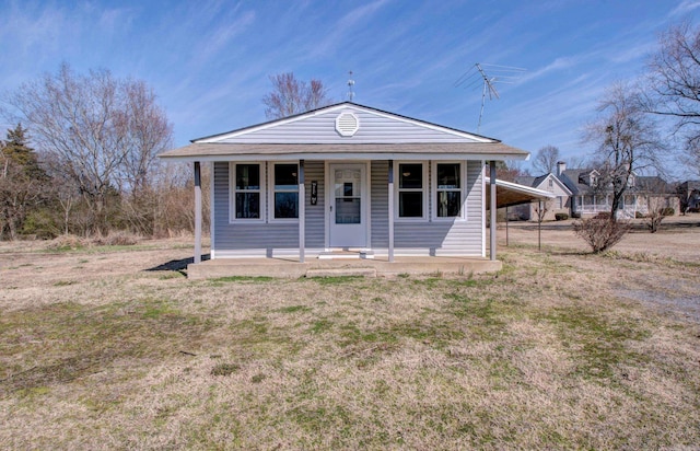 view of front of home featuring a porch, a front yard, and a carport