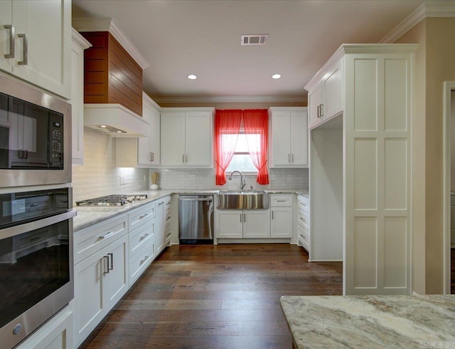 kitchen with visible vents, dark wood-style floors, appliances with stainless steel finishes, crown molding, and a sink