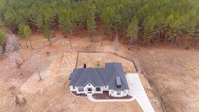 birds eye view of property featuring a forest view