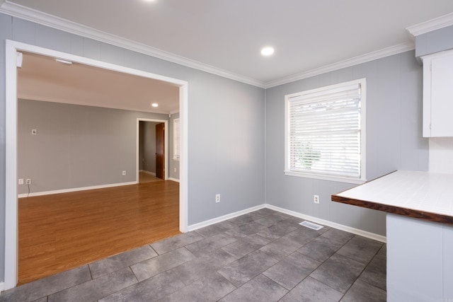 unfurnished dining area featuring dark wood-style flooring, recessed lighting, visible vents, ornamental molding, and baseboards