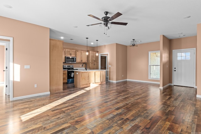 unfurnished living room with recessed lighting, dark wood-type flooring, a sink, ceiling fan, and baseboards