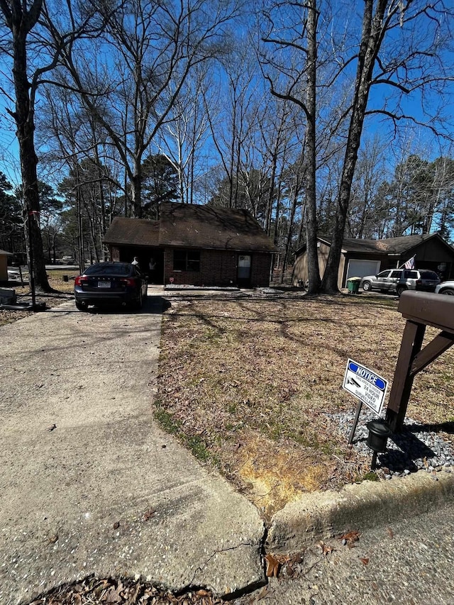 view of front of property featuring driveway