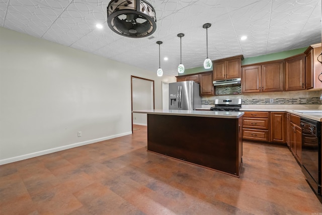 kitchen featuring under cabinet range hood, stainless steel appliances, a kitchen island, baseboards, and tasteful backsplash