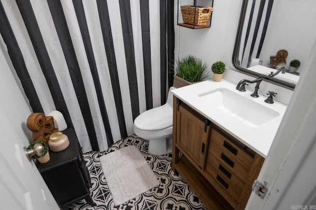 bathroom featuring a shower with shower curtain, vanity, and toilet