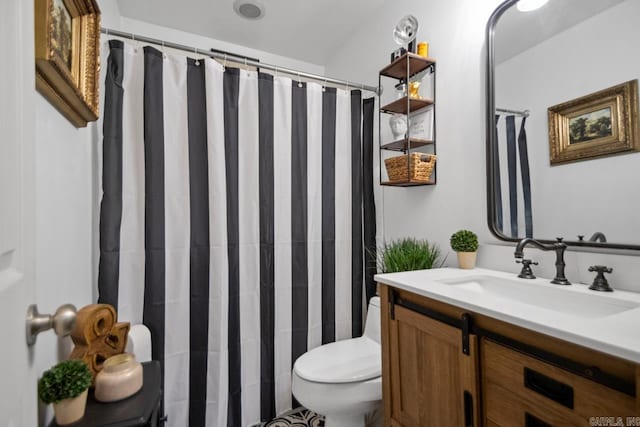 full bathroom featuring a shower with curtain, vanity, and toilet