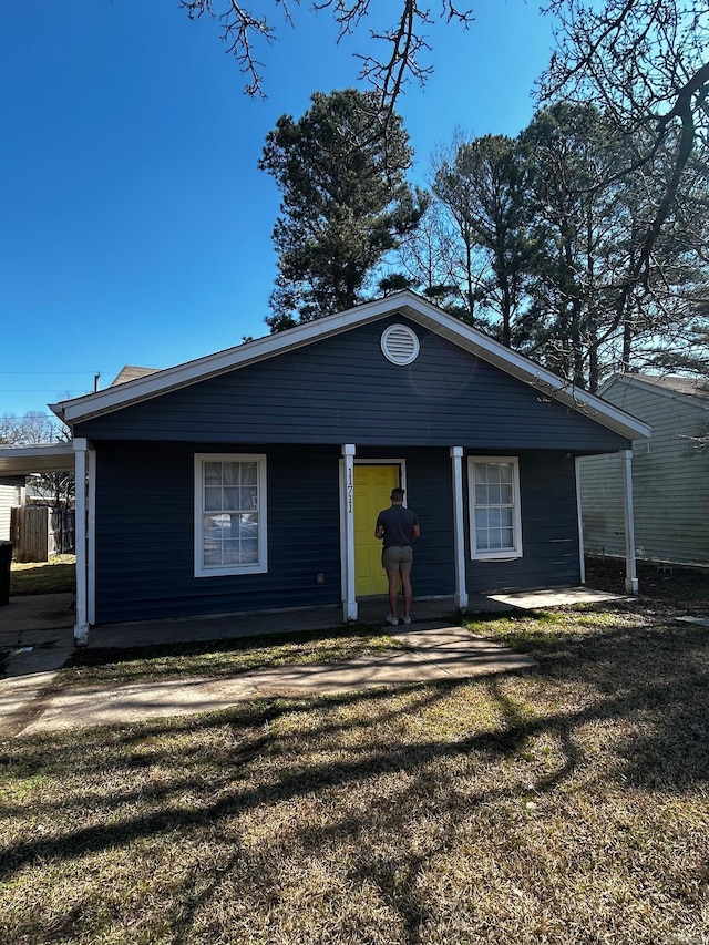 view of front of home featuring a front yard