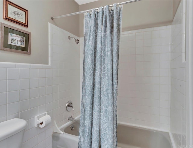 121 Chappel Hill Rd, Hot Springs, AR 71913 - bathroom featuring tile walls, toilet, and shower / bath combo with shower curtain
