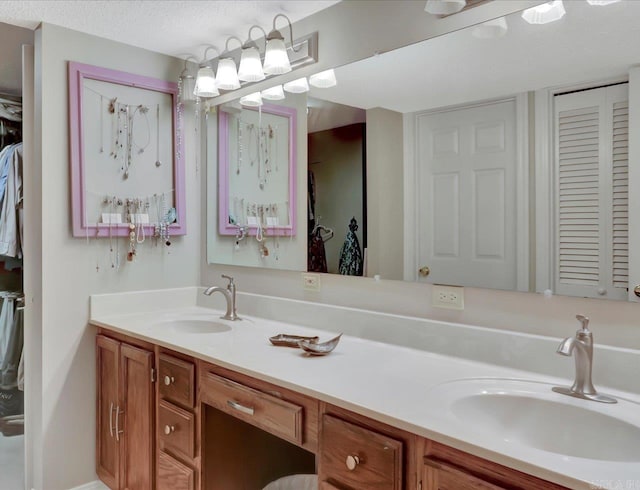 121 Chappel Hill Rd, Hot Springs, AR 71913 - bathroom featuring double vanity, a closet, a sink, and a textured ceiling