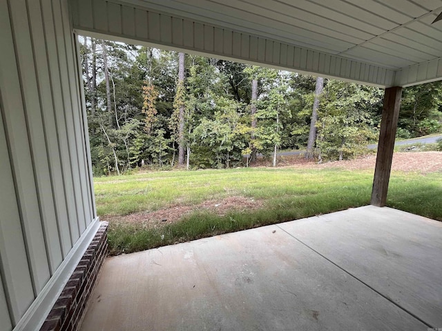 view of yard featuring a patio