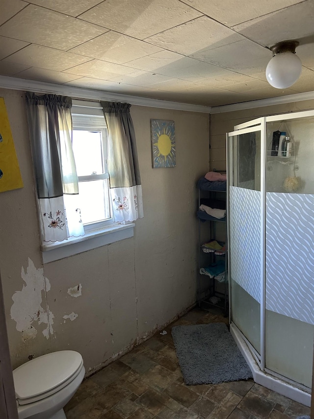 full bath featuring a shower stall and toilet