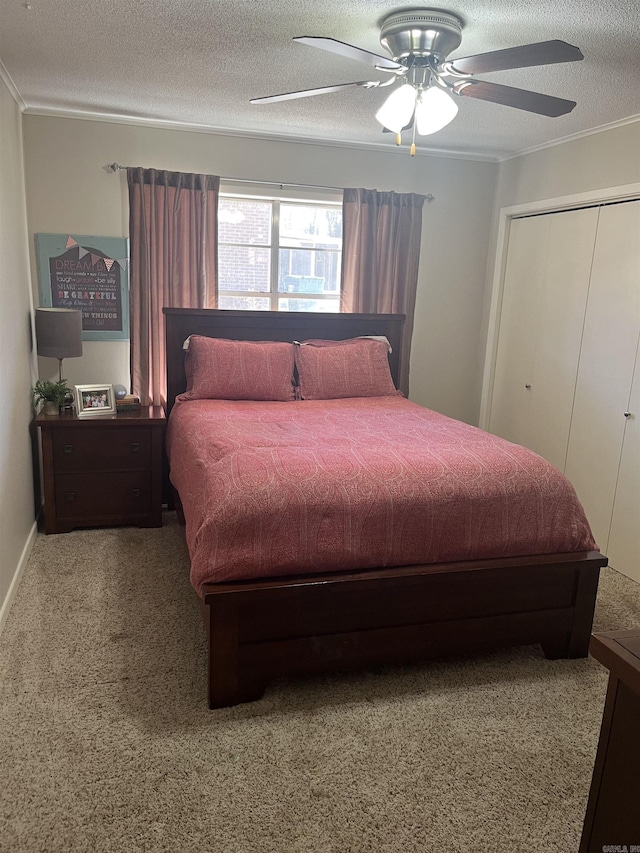 bedroom featuring carpet flooring, crown molding, a textured ceiling, and ceiling fan