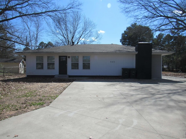 view of front facade with concrete driveway