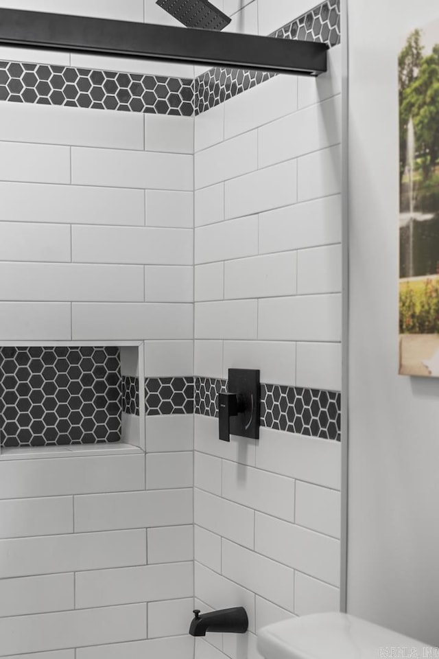 room details featuring a tile shower