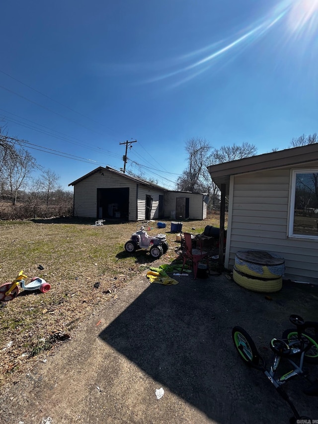 view of yard featuring an outdoor structure