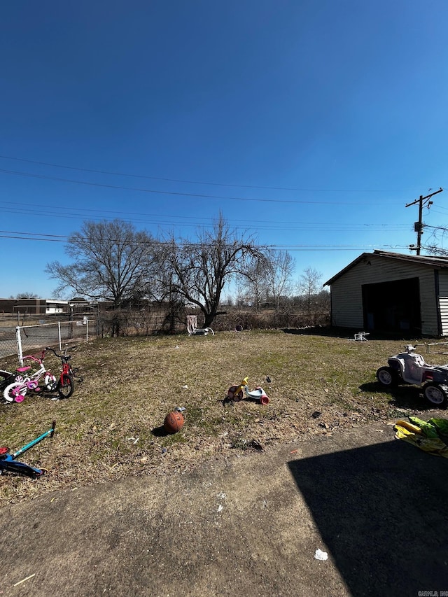 view of yard featuring an outdoor structure