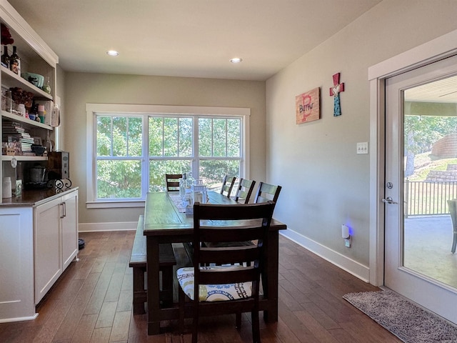 dining room with dark wood-style floors, recessed lighting, and baseboards