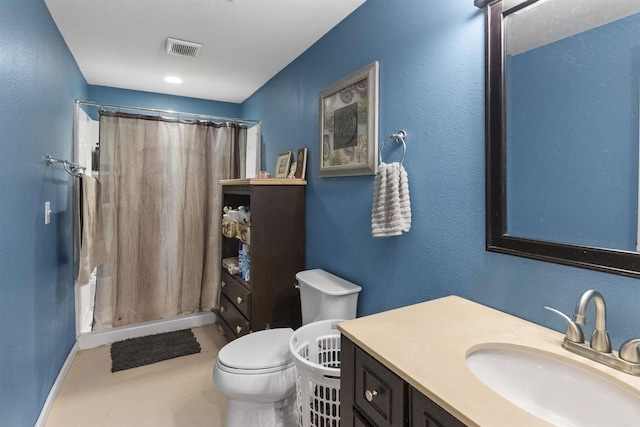 full bath featuring baseboards, visible vents, a shower with shower curtain, toilet, and vanity