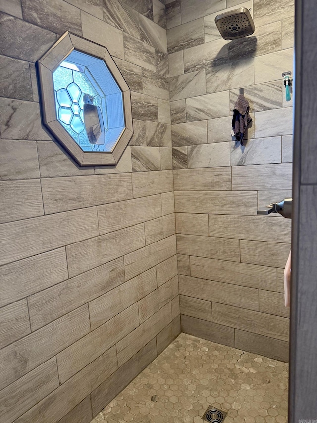 bathroom featuring tiled shower