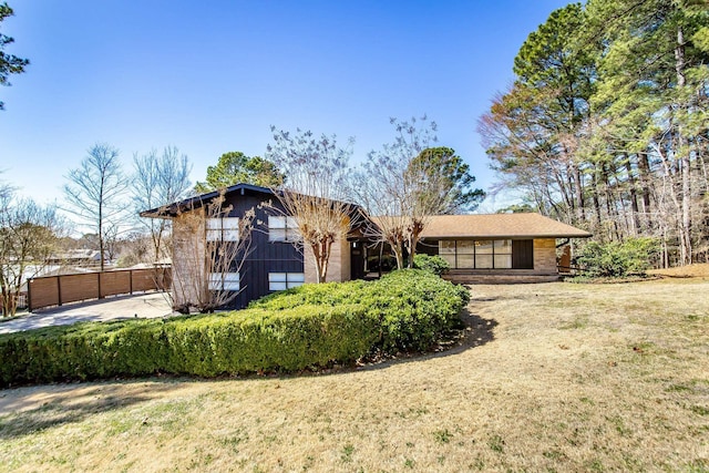 view of front of home featuring a front lawn