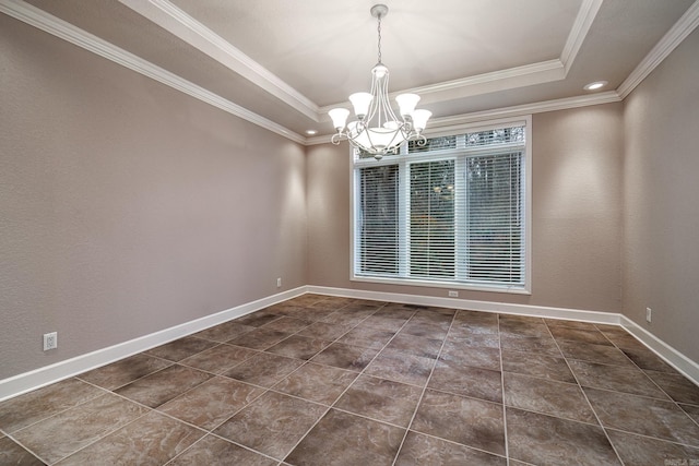 unfurnished room featuring ornamental molding, a tray ceiling, baseboards, and an inviting chandelier