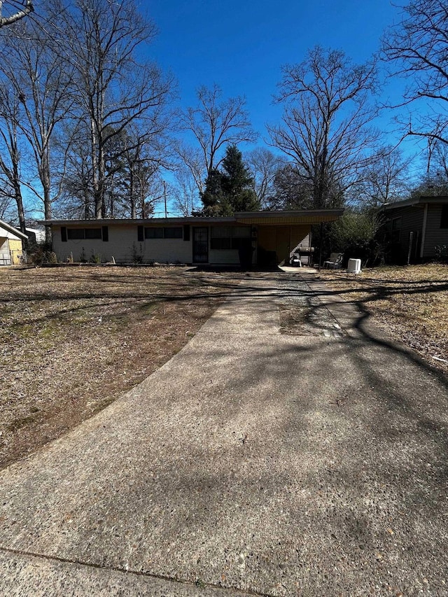 view of front of property with driveway