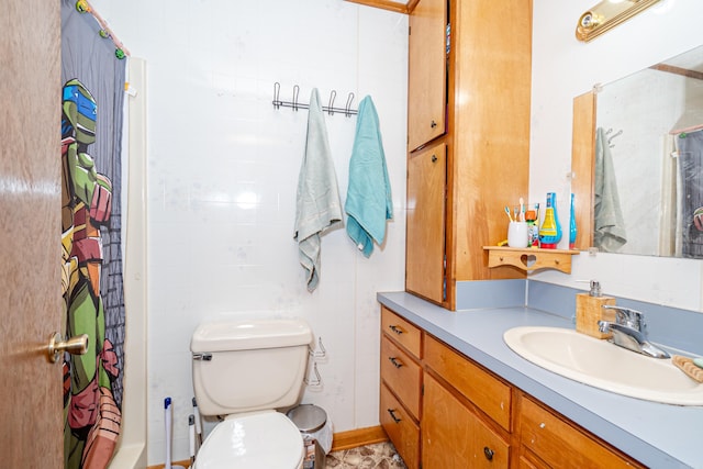 bathroom featuring a shower with curtain, vanity, and toilet