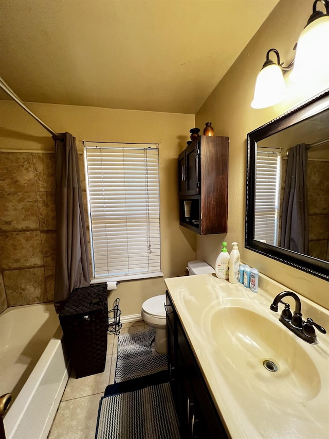 full bathroom featuring shower / bathtub combination with curtain, toilet, vanity, tile patterned flooring, and baseboards