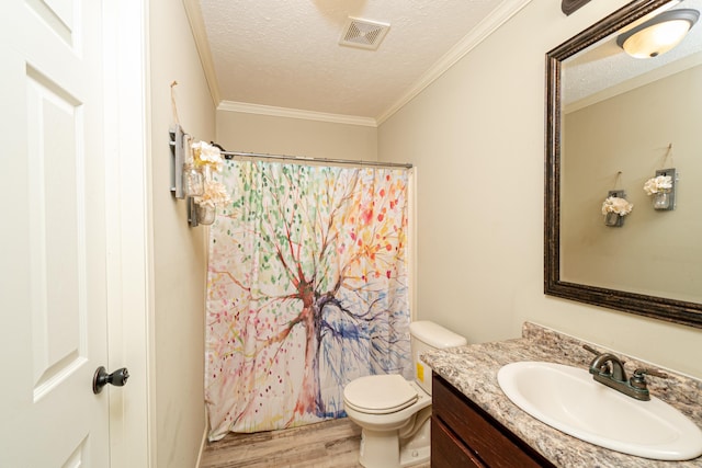 full bath with a textured ceiling, toilet, wood finished floors, visible vents, and crown molding