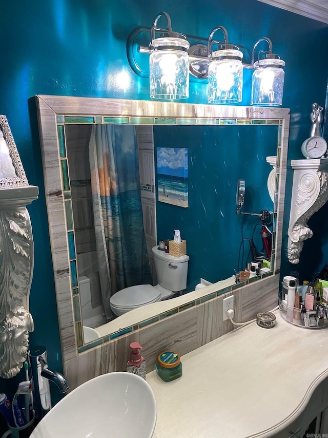 full bathroom featuring curtained shower, a sink, and toilet