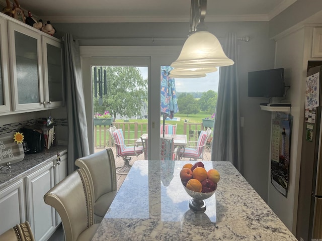 dining area with ornamental molding