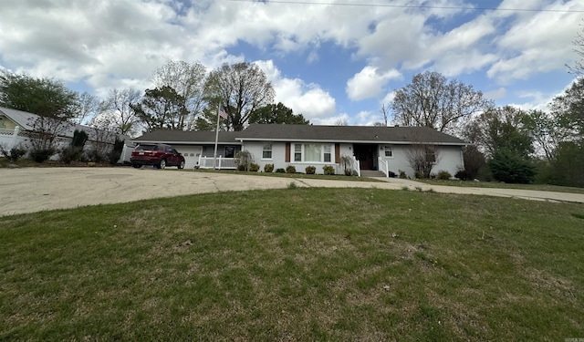 single story home with a front yard