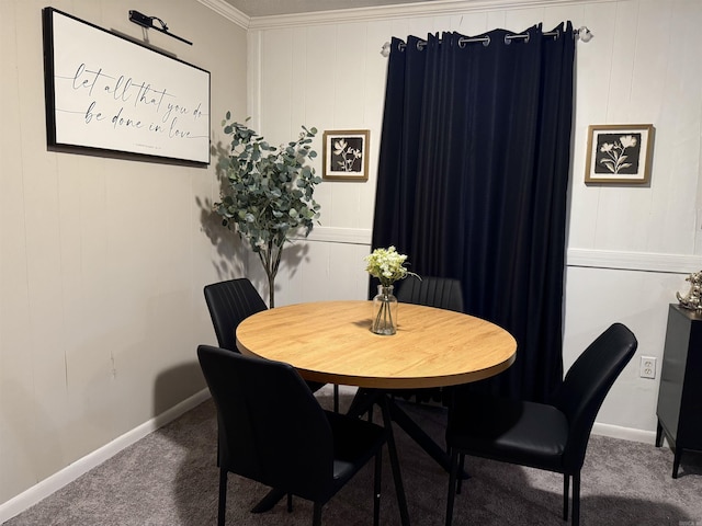 dining space featuring carpet floors, baseboards, and ornamental molding