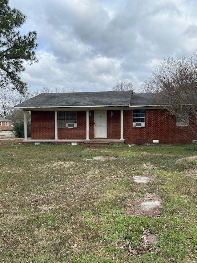 ranch-style house featuring brick siding and a front yard