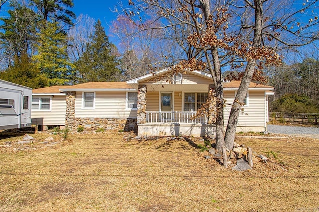 view of front facade featuring a porch and a front lawn