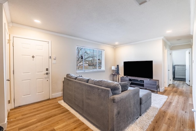 living room with crown molding, light wood finished floors, recessed lighting, visible vents, and baseboards