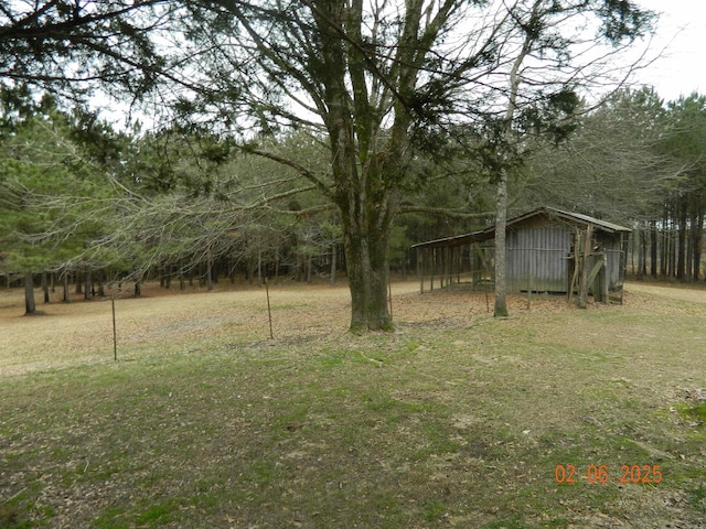 view of yard with an outdoor structure